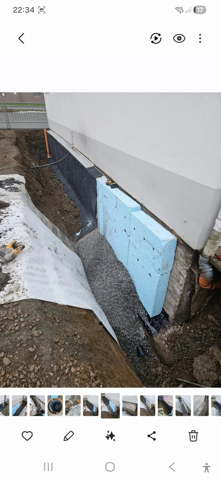 Dräneringsarbete vid villafastighet i Härryda kommun - grävmaskin och arbetare vid husgrund