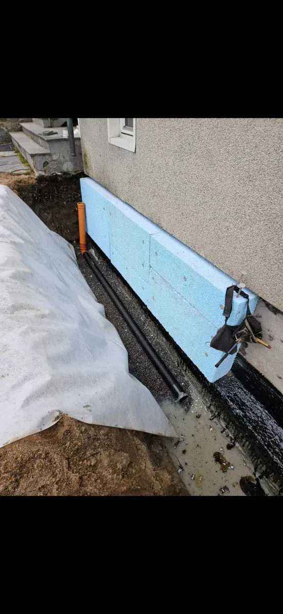 Dräneringsarbete pågår vid husgrund i Härryda kommun - Mölnlycke Bygg och Mark utför grävning